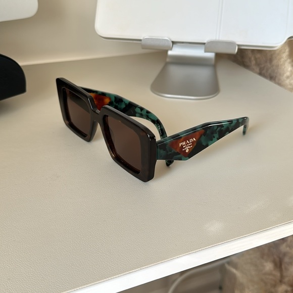 PRADA PR23YS Wide - high bridge fit Sunglasses - Picture 8 of 9